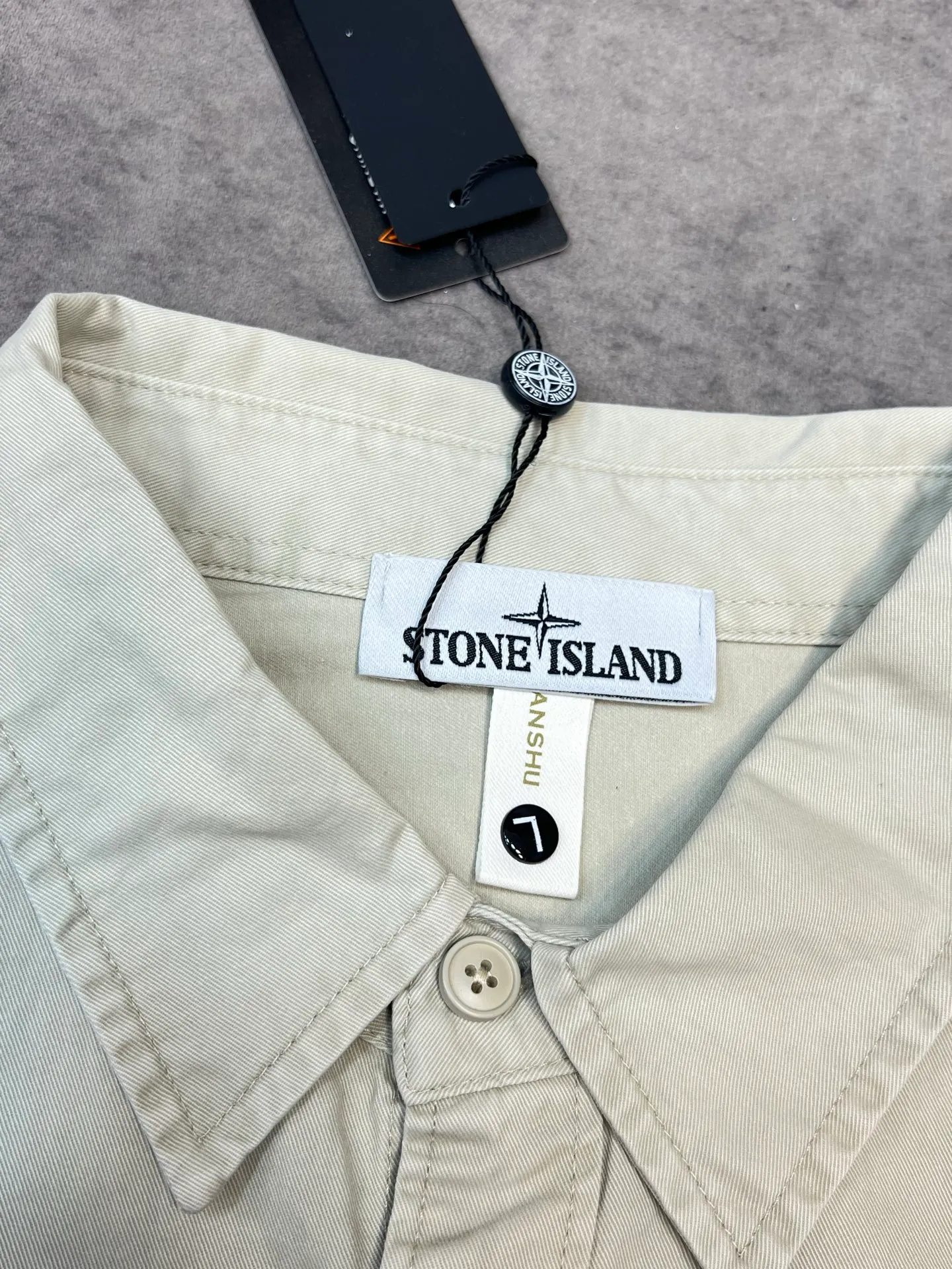 P350 Stone Island 25 new autumn shirt jacket, a multi-color shirt jacket, the colors are super beautiful. This pure cotton work shirt, abandons the traditional plain shirt, and uses a garment dyeing, washing and distressing process on the clothes, making the clothes more old and retro style, independently cut, and the shape is super correct! Classic work shirt, low-key yet stylish, easy to match💯! Whether it is street style or simple style, you can easily control it!